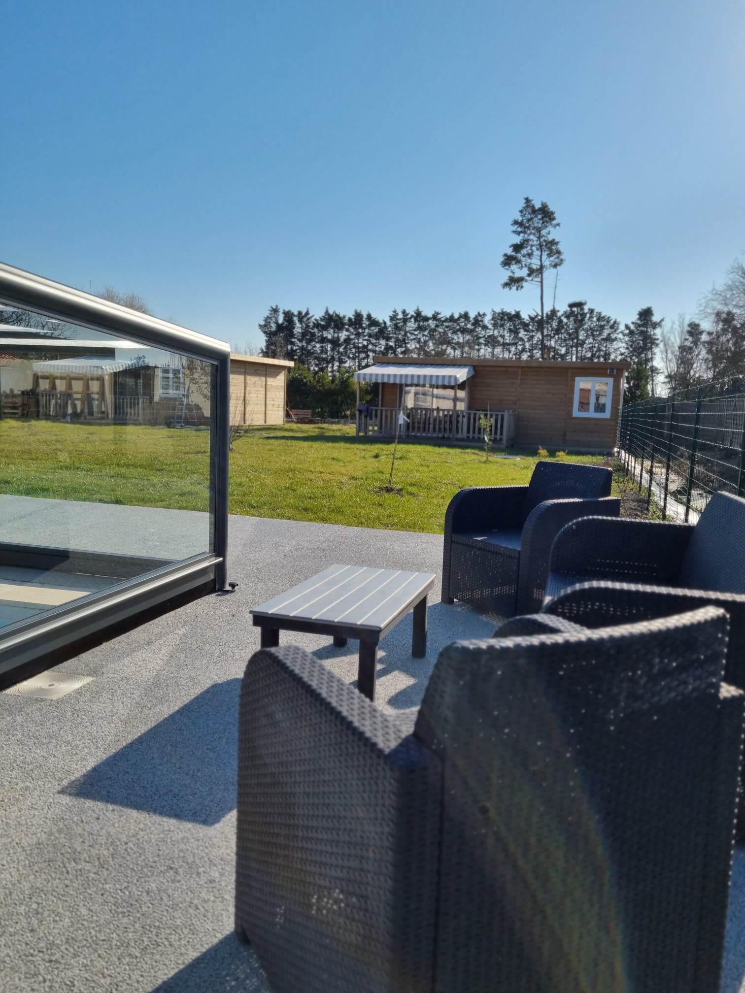 les chalets de colonids depuis la piscine